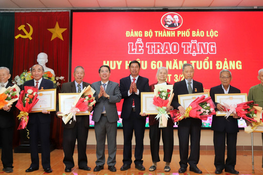 Bảo Lôc tổ chức kỷ niệm 95 năm Ngày thành lập Đảng và trao tặng Huy hiệu Đảng đợt 3/2