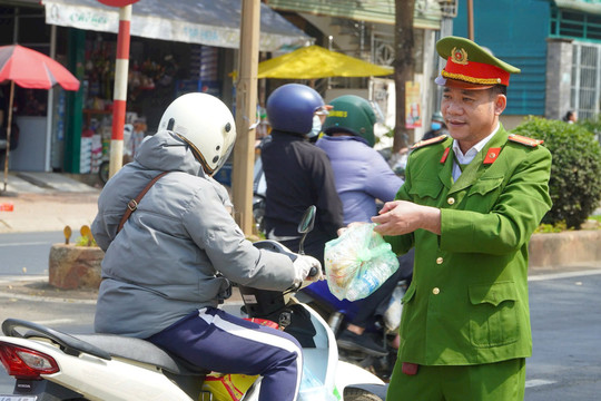Công an Đắk Mil “Tiếp sức về quê”