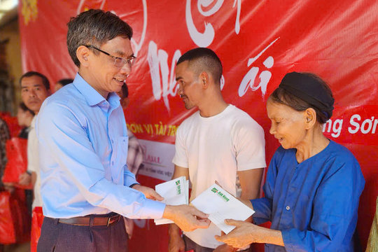Báo Đắk Nông tặng 300 phần quà tết tại bon kết nghĩa R’bút
