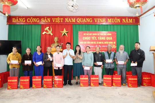 Bộ Chỉ huy Quân sự tỉnh Đắk Nông tặng quà tết tại huyện Krông Nô