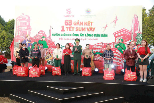 Tặng 300 suất quà trong Chương trình “63 gắn kết-1 Tết sum vầy” tại huyện Cư Jút