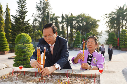 Đồng chí Ngô Thanh Danh viếng các anh hùng liệt sĩ và Anh hùng N'Trang Lơng