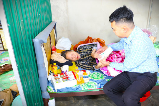 Báo Đắk Nông trao tiền hỗ trợ cho gia đình bà Nguyễn Thị Tất