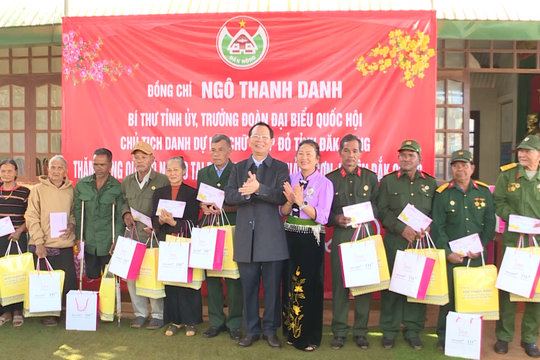 Bí thư Tỉnh ủy Ngô Thanh Danh thăm, tặng quà tết tại bon Sa Nar