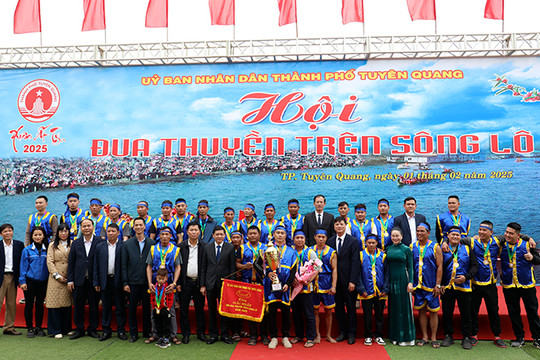 Hội đua thuyền truyền thống trên sông Lô Xuân Ất Tỵ
