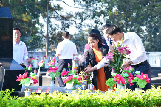 Ngành Văn hóa Đắk Nông dâng hương tưởng niệm các anh hùng liệt sĩ
