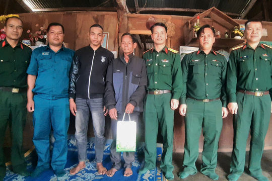 Chàng thanh niên đồng bào dân tộc thiểu số mồ côi mẹ tình nguyện lên đường nhập ngũ