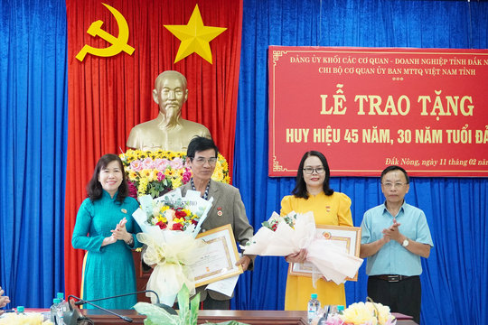2 đảng viên được trao Huy hiệu 45 năm, 30 năm tuổi Đảng