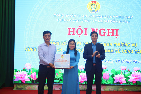 Tổng Liên đoàn Lao động Việt Nam thăm, tặng quà Công ty Nhôm Đắk Nông