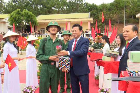 Đồng chí Lưu Văn Trung dự lễ giao nhận quân tại TP. Gia Nghĩa