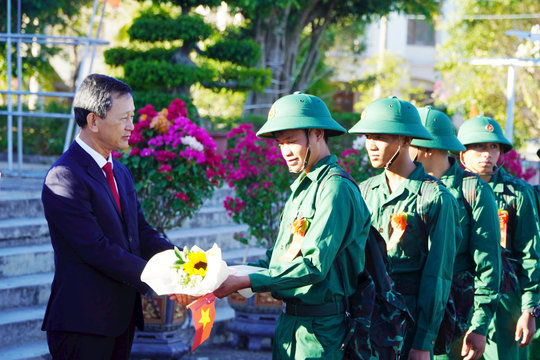 Bí thư Tỉnh ủy Dương Văn Trang dự Lễ giao, nhận quân năm 2025 tại huyện Kon Rẫy