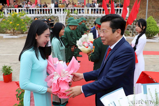 Phó Bí thư Thường trực Tỉnh ủy Đắk Nông Lưu Văn Trung dự lễ giao nhận quân tại TP. Gia Nghĩa