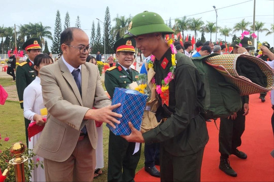 123 thanh niên huyện Đắk Glong lên đường nhập ngũ