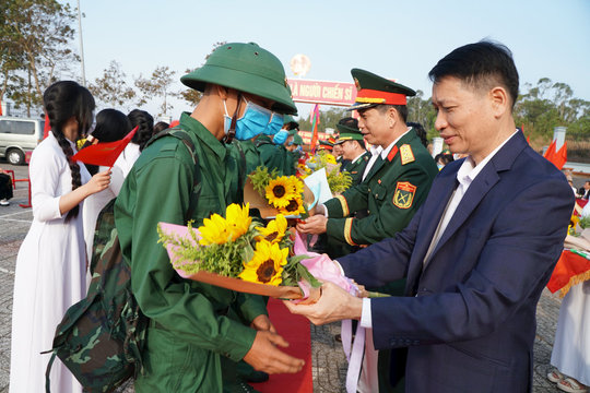 115 thanh niên huyện biên giới Đắk Nông lên đường nhập ngũ