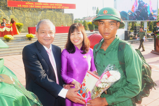 155 thanh niên Krông Nô phấn khởi lên đường nhập ngũ