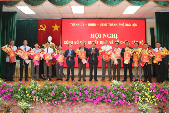 Bảo Lộc: Công bố các quyết định về tổ chức cán bộ sau sắp xếp, sáp nhập cơ quan chuyên môn