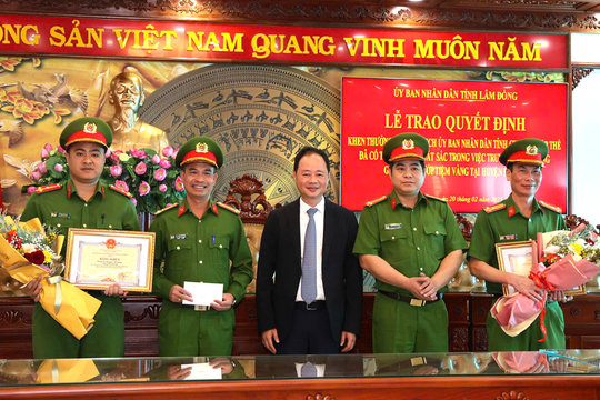 Chủ tịch UBND tỉnh Trần Hồng Thái khen thưởng 3 tập thể phá nhanh vụ án cướp tiệm vàng tại Di Linh