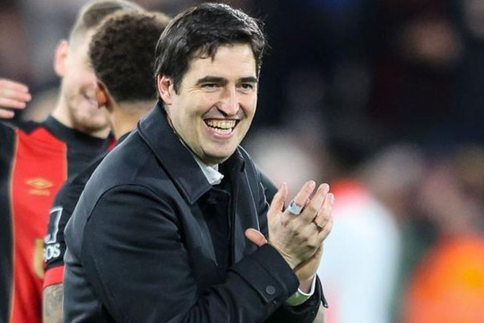 HLV gây sốt Ngoại Hạng Anh bất ngờ lọt tầm ngắm Real Madrid