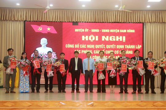 Đam Rông: Công bố quyết định thành lập các phòng, các tổ chức cơ sở đảng và công tác cán bộ