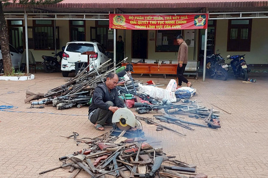 Huyện biên giới Tuy Đức tiêu hủy nhiều vũ khí, vật liệu nổ