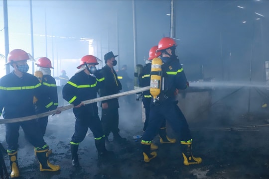 Công an tỉnh Tuyên Quang khẩn trương điều tra vụ cháy lớn tại chợ Trung Môn