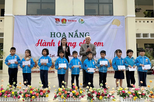 Chương trình Hoa nắng đến với học sinh khó khăn xã Xuân Thọ