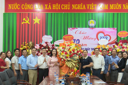 Lãnh đạo tỉnh Đắk Nông chúc mừng các cơ sở y tế