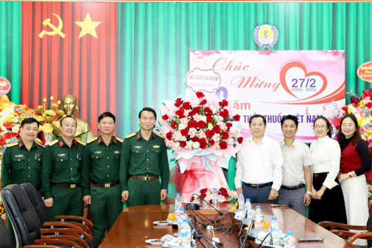 Bộ CHQS tỉnh Đắk Nông thăm, chúc mừng cán bộ, nhân viên y tế