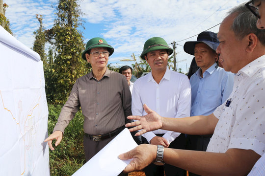 Đồng chí Ngô Thanh Danh thực địa khu vực khai thác, chế biến bô xít