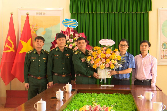 Báo Đắk Nông thăm, chúc mừng Đồn Biên phòng Đắk Dang