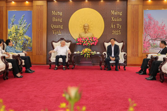 Phó Thủ tướng Nguyễn Hòa Bình và đoàn công tác Chính phủ dâng hương Bác Hồ tại Phòng Truyền thống Đảng bộ tỉnh Lâm Đồng