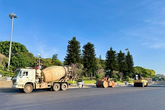 Gia Lai: Gấp rút thảm mặt đường Trần Hưng Đạo để thí điểm thông xe