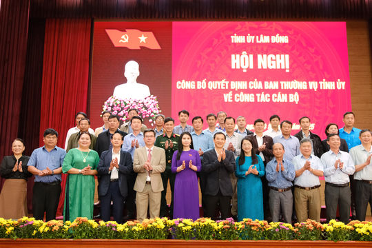 Quyền Bí thư Tỉnh ủy Lâm Đồng Nguyễn Thái Học trao quyết định về công tác cán bộ tại huyện Đơn Dương