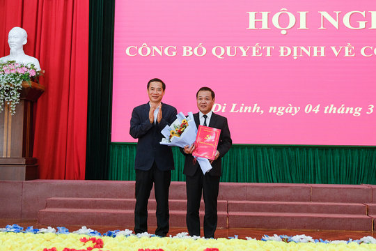 Quyền Bí thư Tỉnh ủy Lâm Đồng Nguyễn Thái Học trao quyết định về công tác cán bộ cho Bí thư Huyện ủy Di Linh