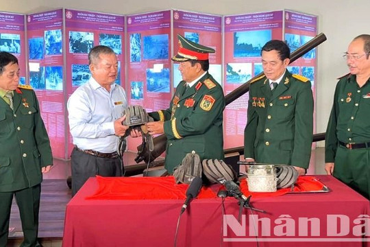Trung tướng Đoàn Sinh Hưởng trao tặng một số hiện vật quý giá về Chiến thắng Buôn Ma Thuột cho Bảo tàng Đắk Lắk