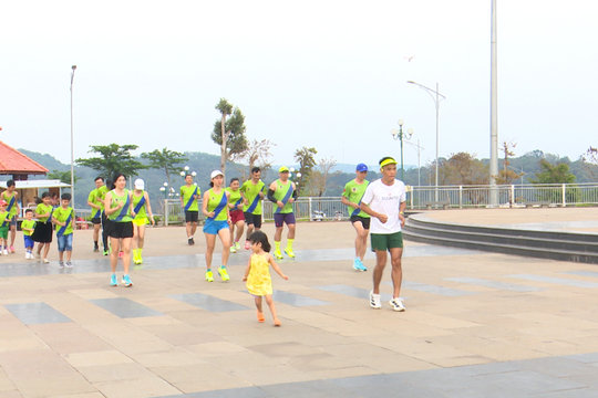"Dị nhân" marathon tư vấn kỹ thuật cho CLB Đắk Nông Runners