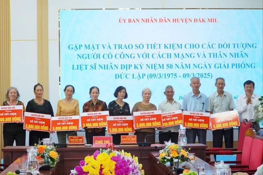 Đắk Mil trao 20 sổ tiết kiệm tri ân gia đình chính sách