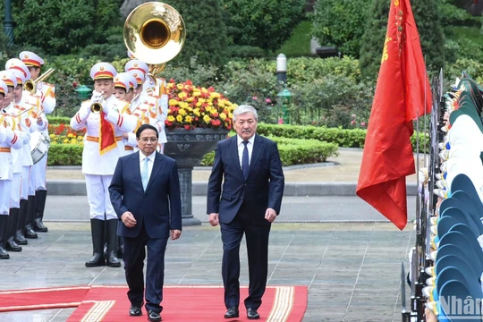 Lễ đón Thủ tướng Kyrgyzstan Adylbek Kasimalyev