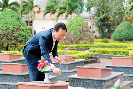 Lễ viếng các anh hùng, liệt sĩ tại Nghĩa trang Liệt sĩ huyện Đắk Mil