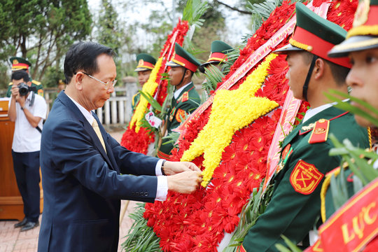 Lễ dâng hương, dâng hoa tại Đài tưởng niệm Đồi 722