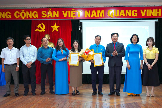 LĐLĐ tỉnh Đắk Nông công bố các quyết định sắp xếp, tinh gọn bộ máy