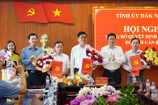 Đắk Nông công bố quyết định nghỉ hưu trước tuổi đối với 4 cán bộ
