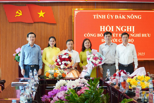 2 lãnh đạo Đảng ủy Khối Đắk Nông nghỉ hưu trước tuổi