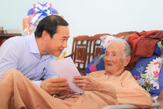 Quyền Bí thư Tỉnh ủy Lâm Đồng Nguyễn Thái Học thăm, tặng quà Mẹ Việt Nam anh hùng và gia đình chính sách