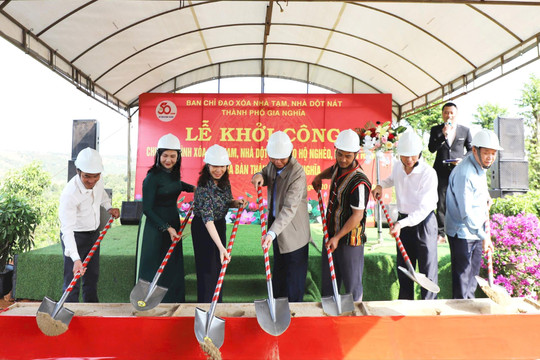 Đồng chí Ngô Thanh Danh dự lễ khởi công thực hiện xóa nhà tạm, nhà dột nát tại TP. Gia Nghĩa