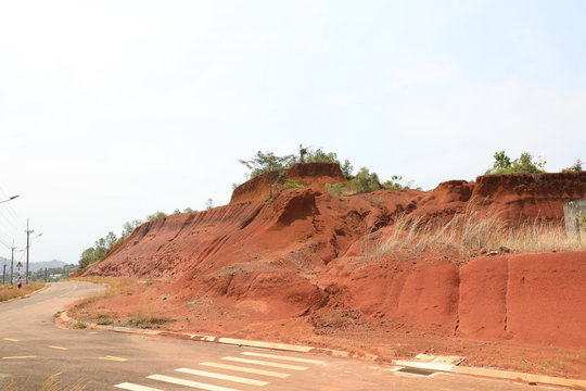 Đắk Nông chấp thuận nhà đầu tư khai thác mỏ đất đầu tiên