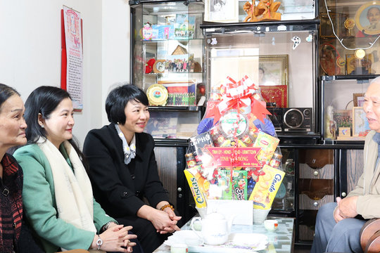 Chủ tịch HĐND tỉnh Lâm Đồng Phạm Thị Phúc thăm, tặng quà các gia đình chính sách tiêu biểu tại huyện Lạc Dương