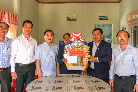 Phó Chủ tịch HĐND tỉnh Lâm Đồng K’Mák thăm, tặng quà các gia đình chính sách tại huyện Di Linh