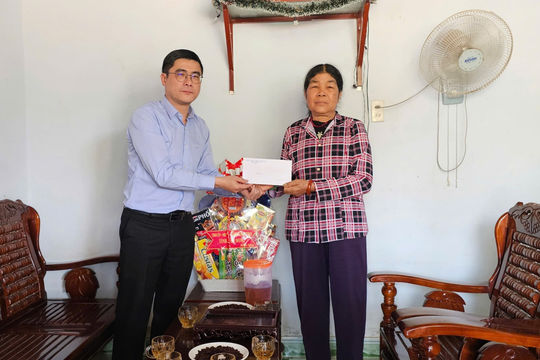 Chủ nhiệm Ủy ban Kiểm tra Tỉnh ủy Lâm Đồng Nguyễn Khắc Bình thăm, tặng quà gia đình chính sách tại huyện Đam Rông