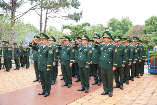 Dâng hương liệt sĩ Đài tưởng niệm Đồn Biên phòng Cửa khẩu Bu P'răng